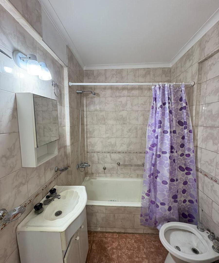 Foto de Departamento 2 ambientes con balcón saliente y dormitorio con ventana a, imagen 5