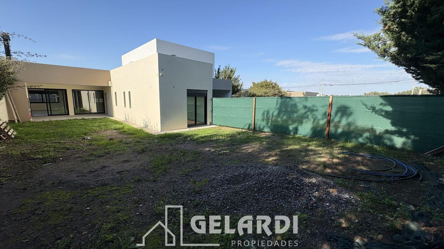 Casa estrenar 3 dorm garage patio Molina Campos Bahia Blanca