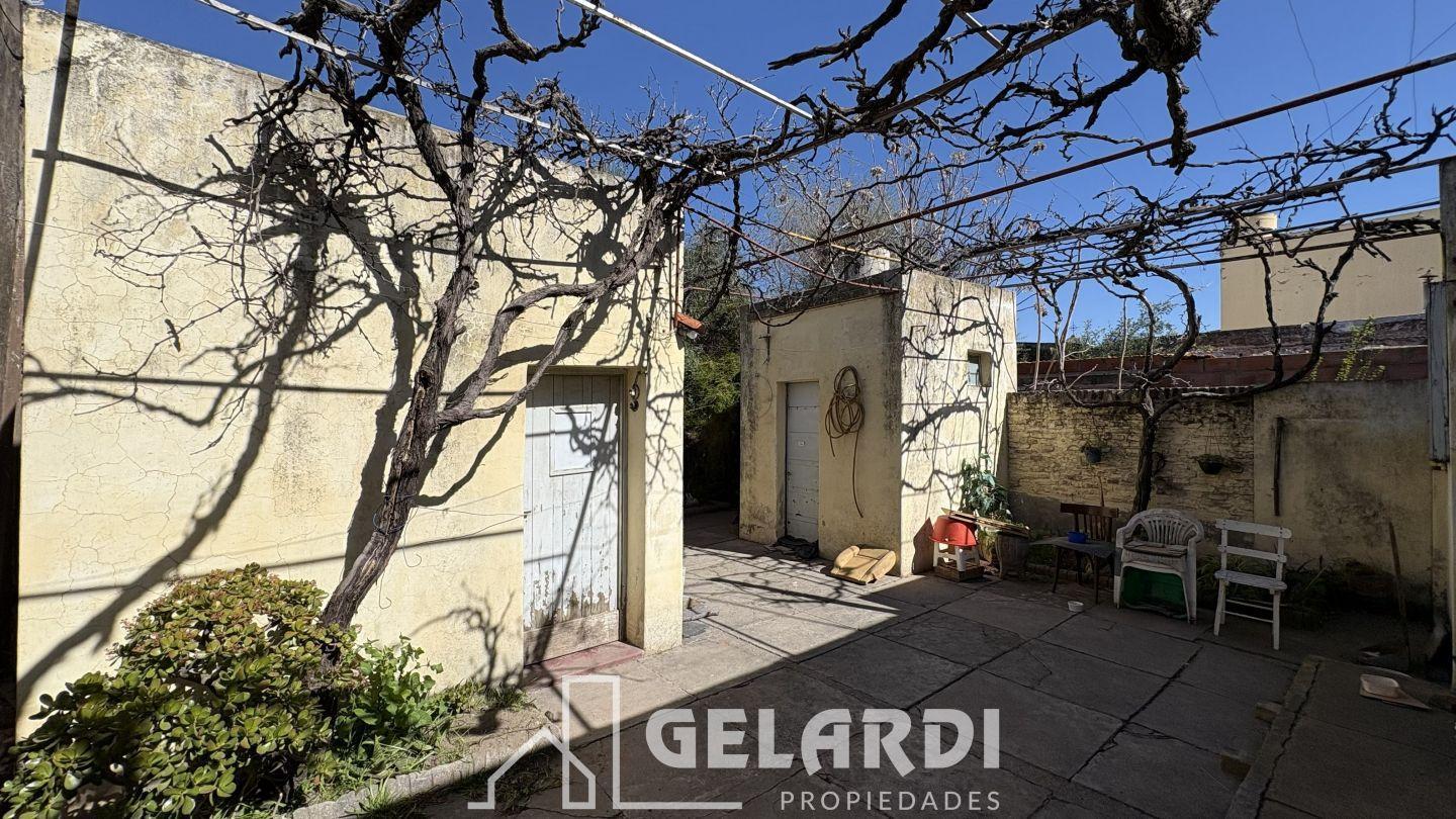 Foto de Venta Casa 2 dormitorios terreno villa Mitre reciclar, imagen 1