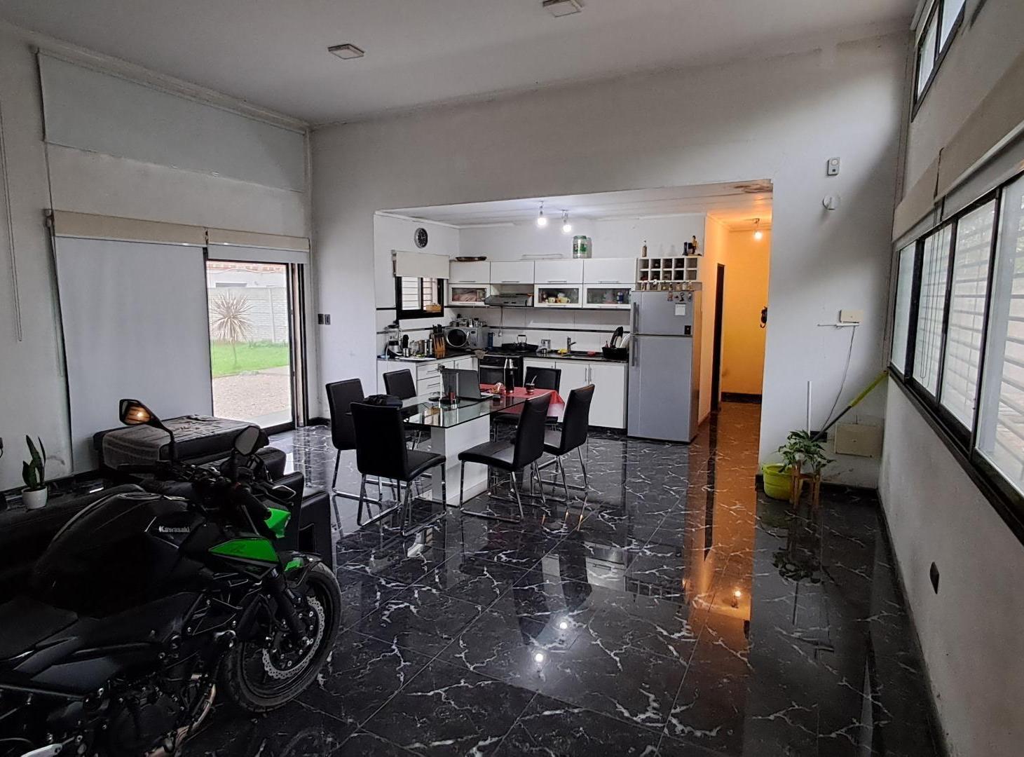 Casa de dos dormitorios en venta en Olmos, La Plata