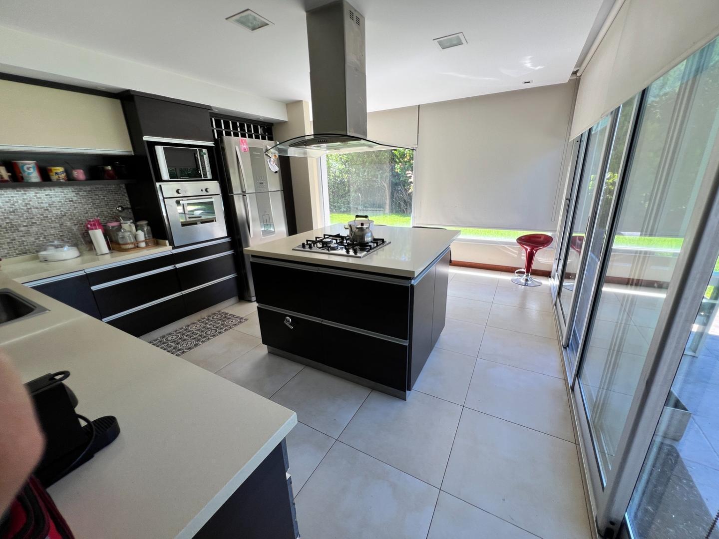 Foto de Casa de 6 dormitorios en venta en Haras del Sur I, La Plata, imagen 3