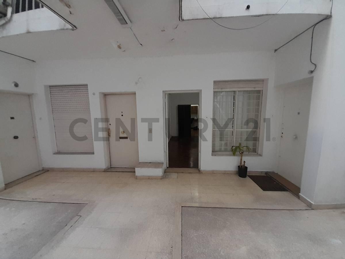 Foto de VENTA 3 AMBIENTES TIPO DÚPLEX CON PATIO Y BALCON– VENTA CON RENTA, imagen 3