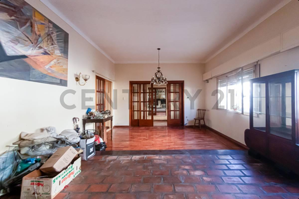 Foto de VENTA CASA 4 AMBIENTES + DEPENDENCIA, CON TERRAZA, PATIO, QUINCHO Y, imagen 1