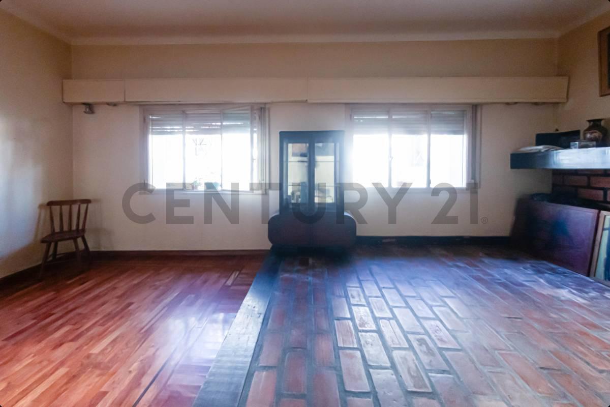 Foto de VENTA CASA 4 AMBIENTES + DEPENDENCIA, CON TERRAZA, PATIO, QUINCHO Y, imagen 2