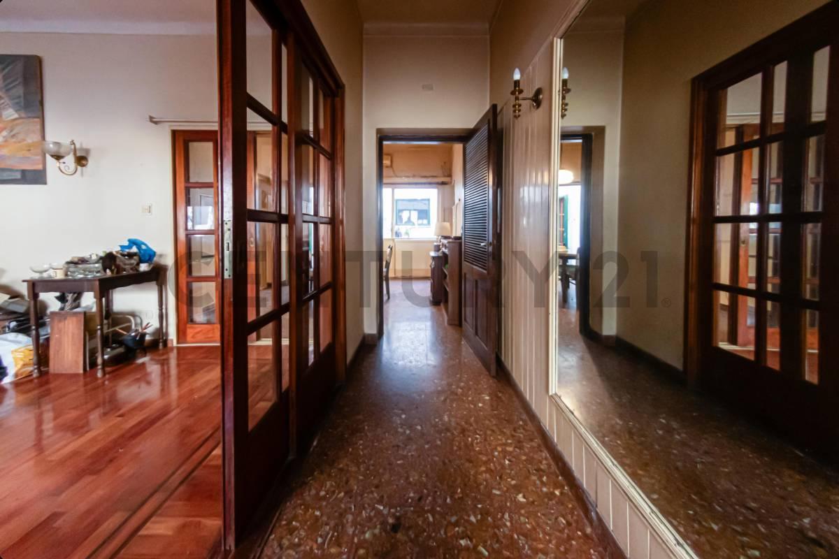 Foto de VENTA CASA 4 AMBIENTES + DEPENDENCIA, CON TERRAZA, PATIO, QUINCHO Y, imagen 4