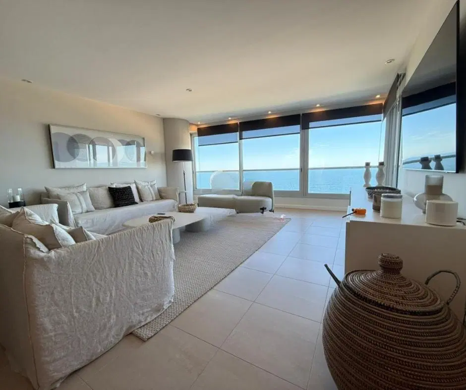 Venta Apartamento en Primera Línea de Playa Brava – 2 Suites con Amenities Premium 1