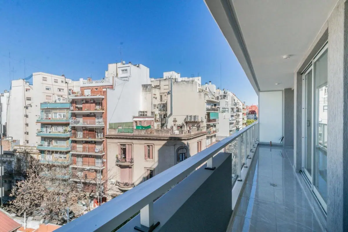 Venta Semipiso de Categoría con Balcón Aterrazado y Suite en Edificio Moderno – Once 2