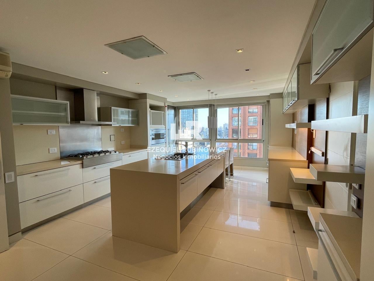 Foto de Venta Triplex premium con terraza propia, 3 cocheras y 7 bauleras, imagen 3