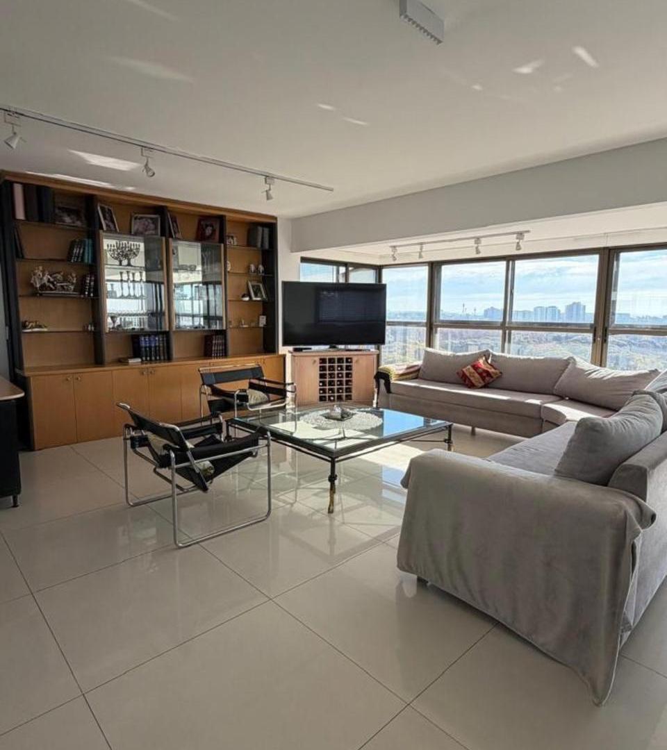 Foto de Venta exclusivo departamento de 5 ambientes con 2 cocheras sobre Av, imagen 3