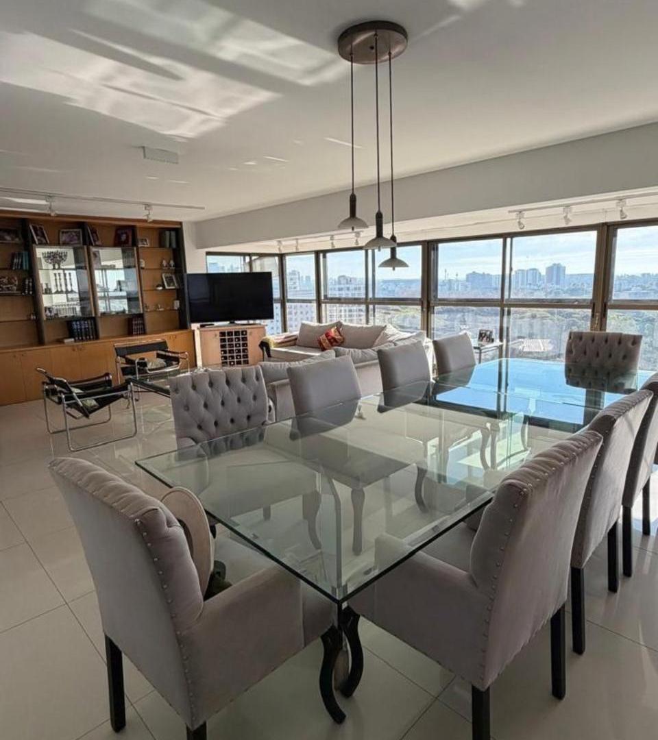 Foto de Venta exclusivo departamento de 5 ambientes con 2 cocheras sobre Av, imagen 4