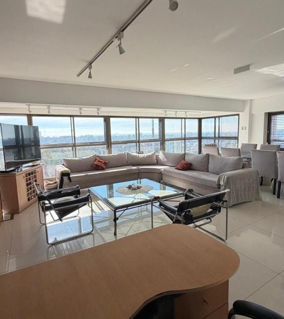 Foto de Venta exclusivo departamento de 5 ambientes con 2 cocheras sobre Av, imagen 2