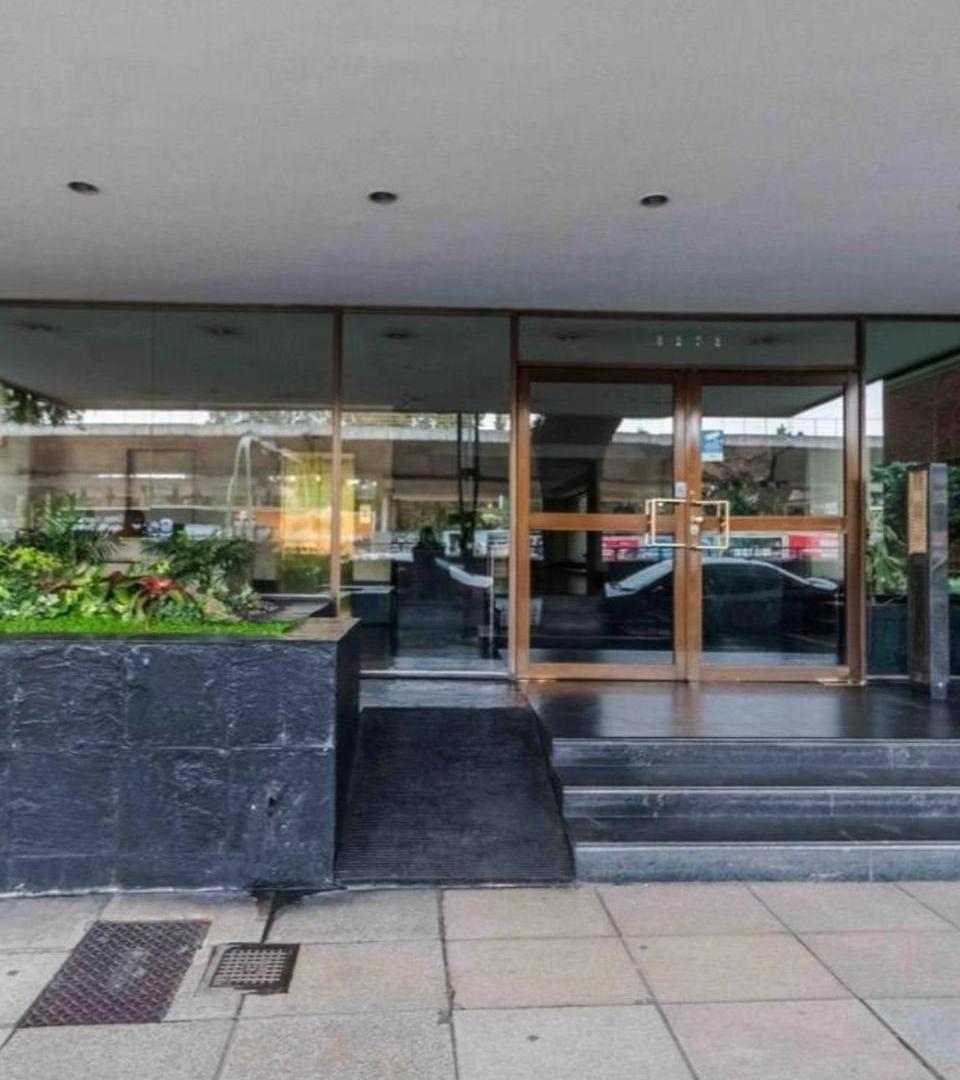 Foto de Venta exclusivo departamento de 5 ambientes con 2 cocheras sobre Av, imagen 1