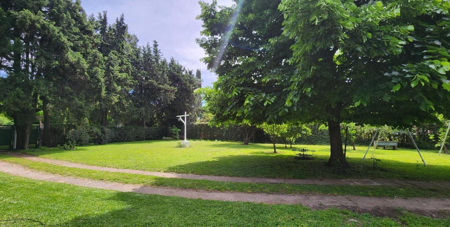 Foto de Casa quinta de 2.576 m² con salida a dos calles, piscina y amplio parque, imagen 2