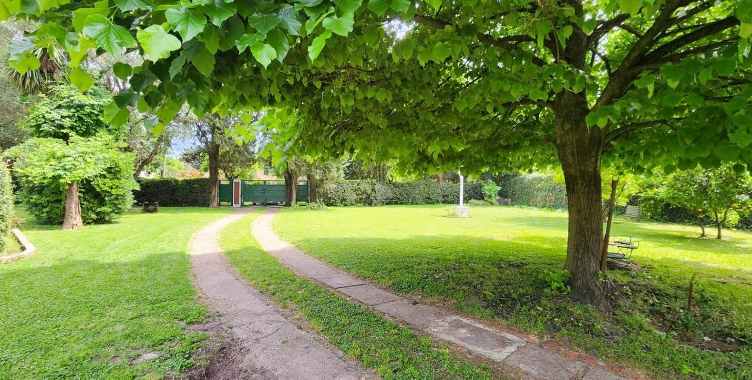 Foto de Casa quinta de 2.576 m² con salida a dos calles, piscina y amplio parque, imagen 3