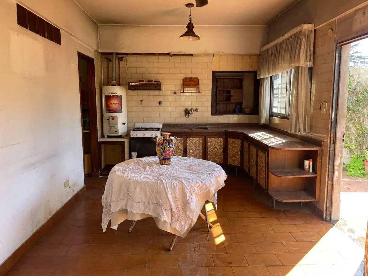 VENTA CASA EN ESQUINA. LONGCHAMPS 5