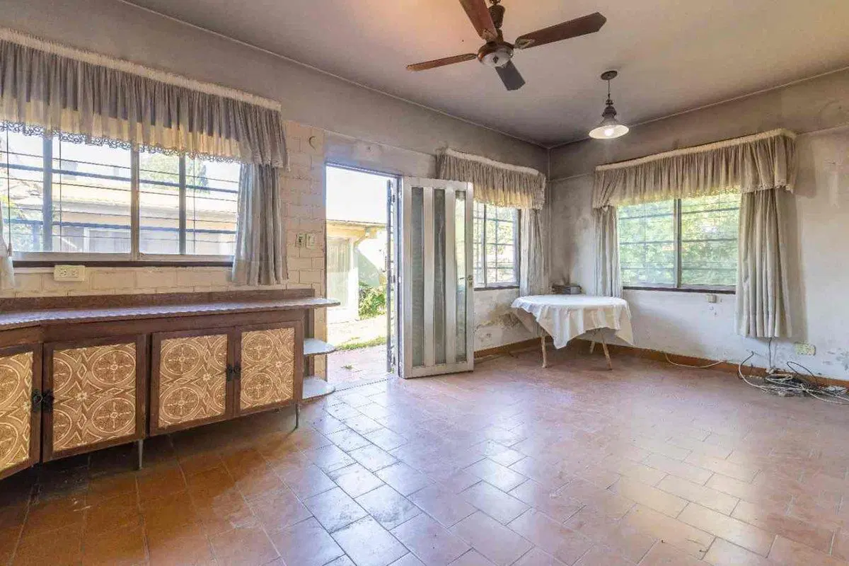 VENTA CASA EN ESQUINA. LONGCHAMPS 2