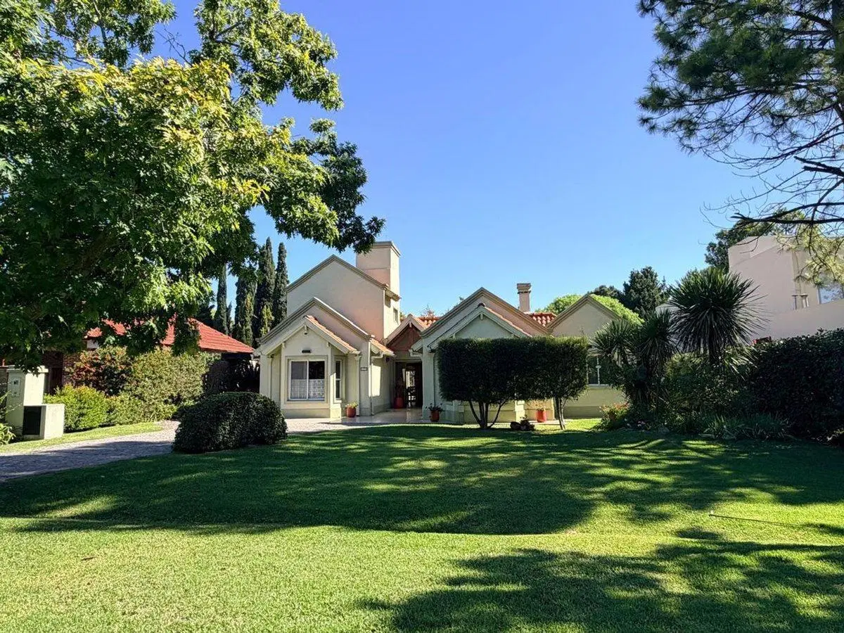VENTA CASA GOLFERS GRAN JARDIN Y PILETA 4 AMB 4