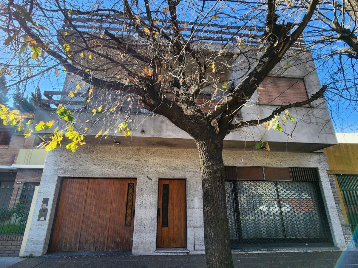 CASEROS CASA P.BAJA MAS 1PISO COCHERA Y LOCAL