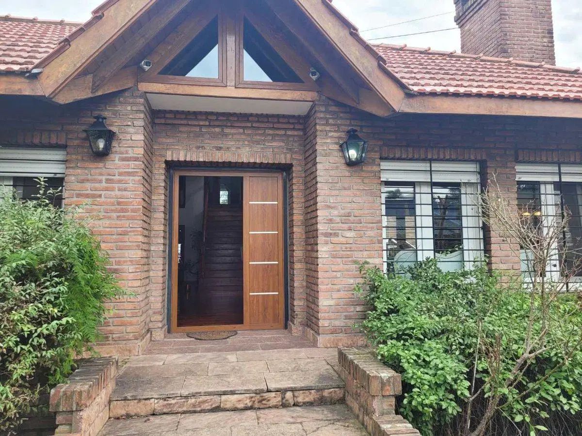 CHALET 8 AMBIENTES, APTO CRÉDITO, JARDIN Y PILETA 2