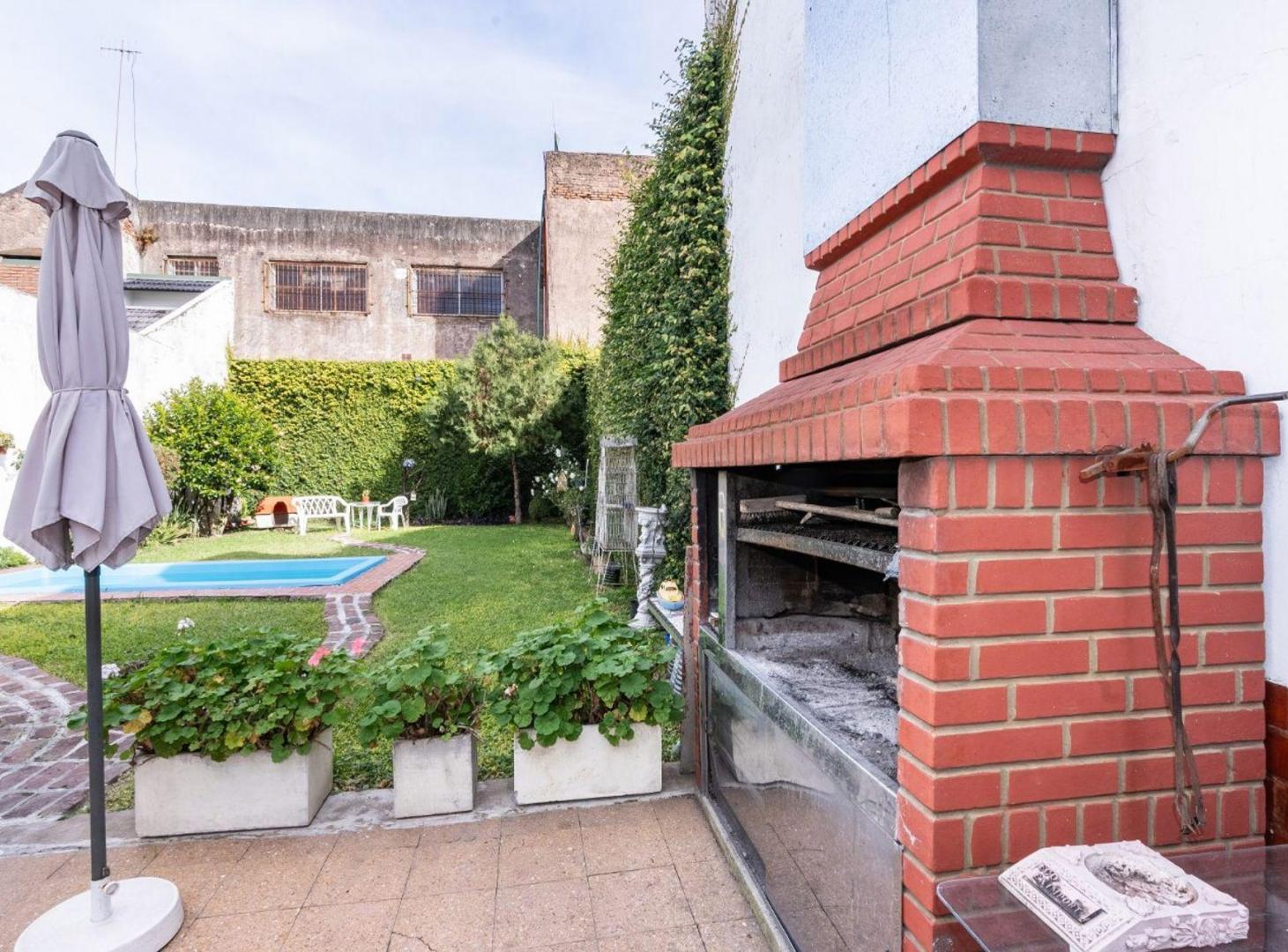 Venta casa con jardin, piscina, parrilla