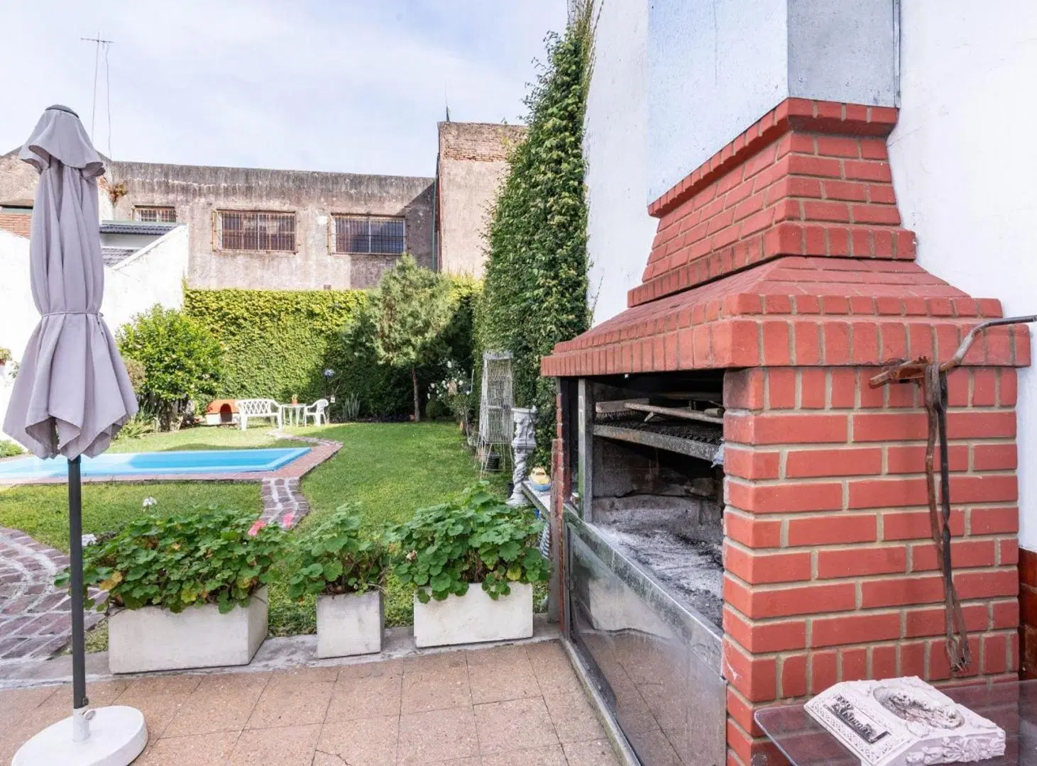 Venta casa con jardin, piscina, parrilla 3