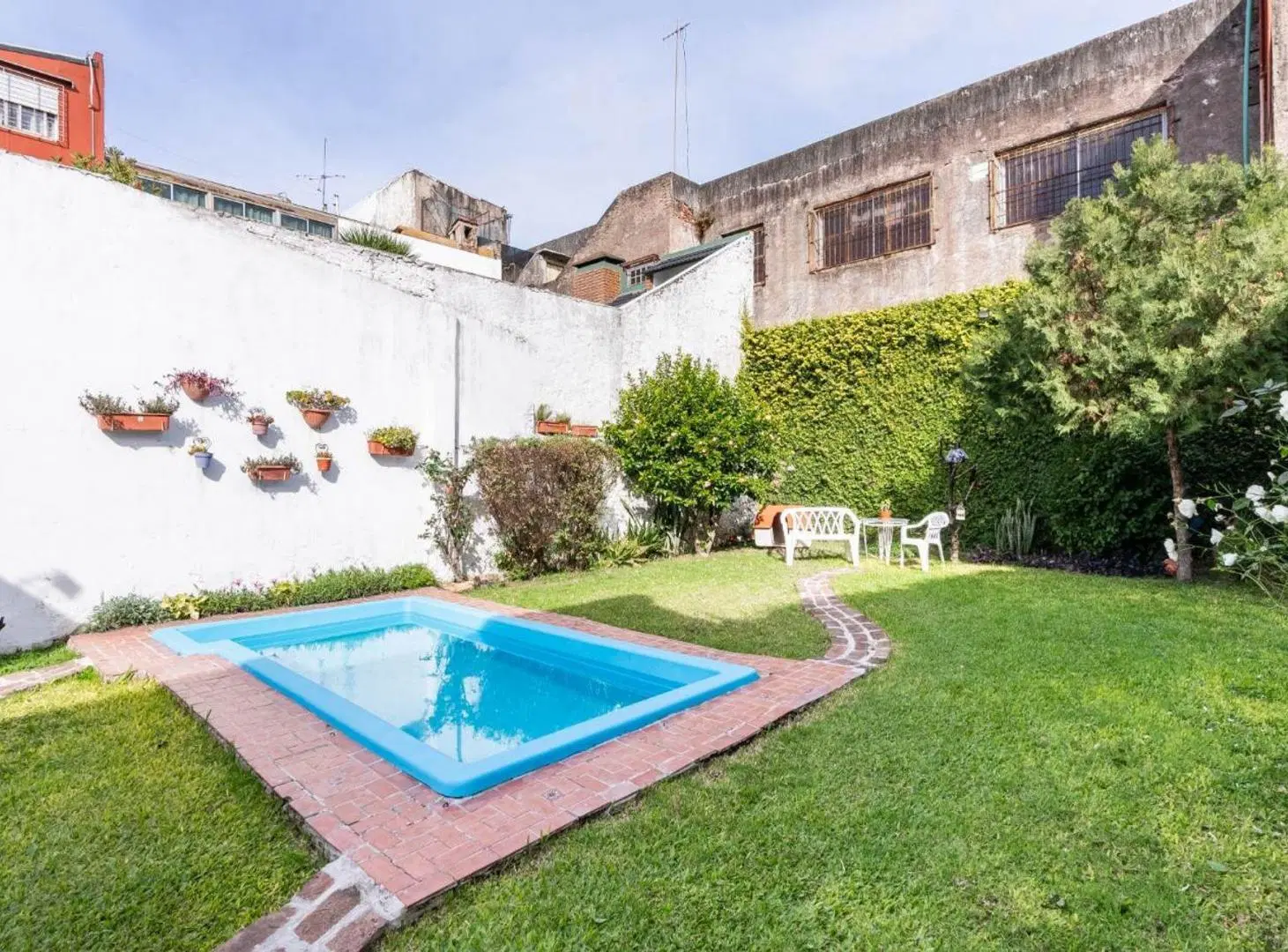 Venta casa con jardin, piscina, parrilla 2