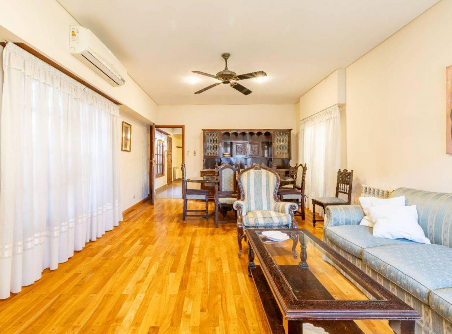 VENTA CASA 6 AMB OLIVOS ROCHE COCHERA Y JARDIN