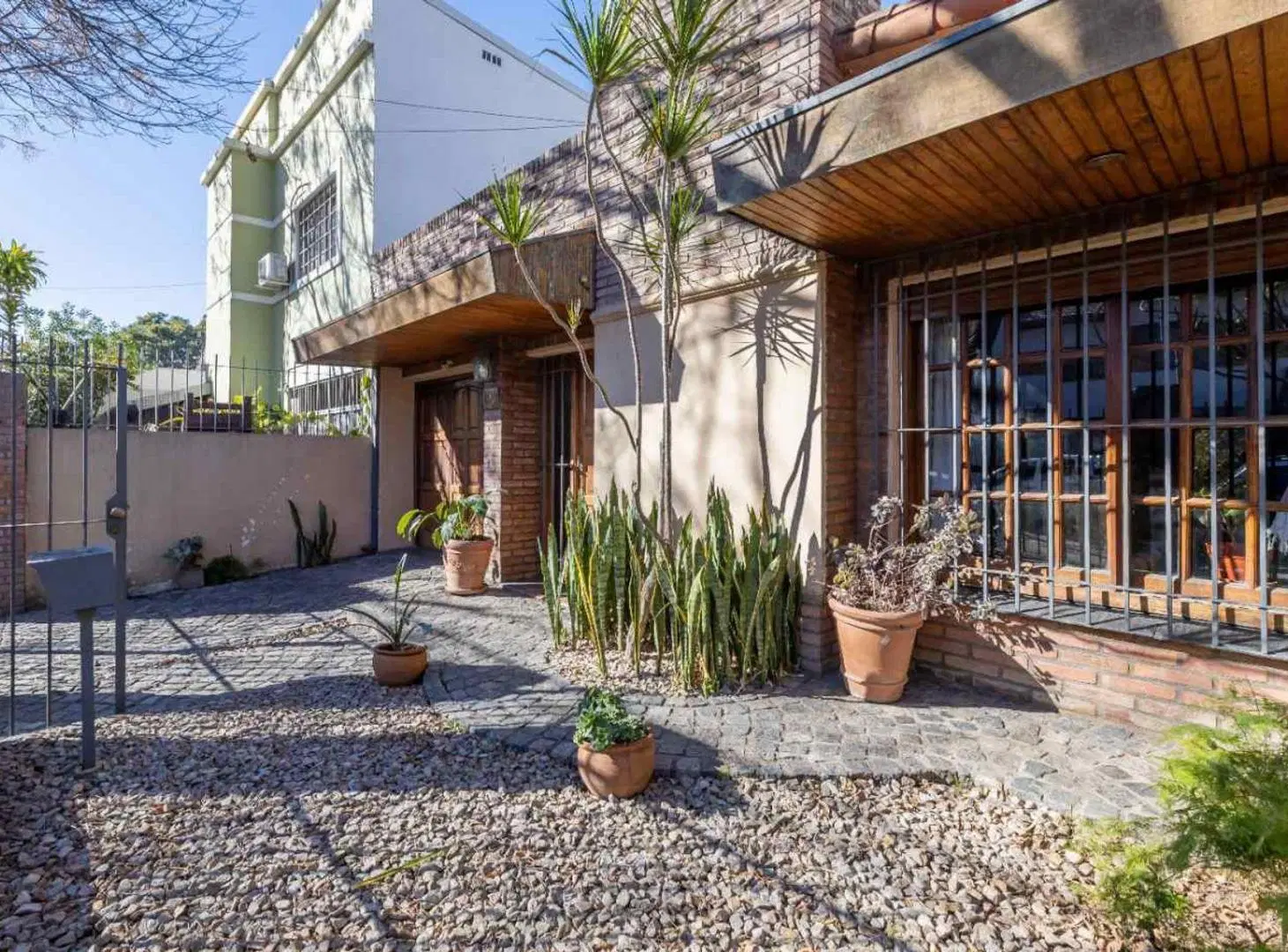 VENTA CASA 6 AMB OLIVOS ROCHE COCHERA Y JARDIN 4