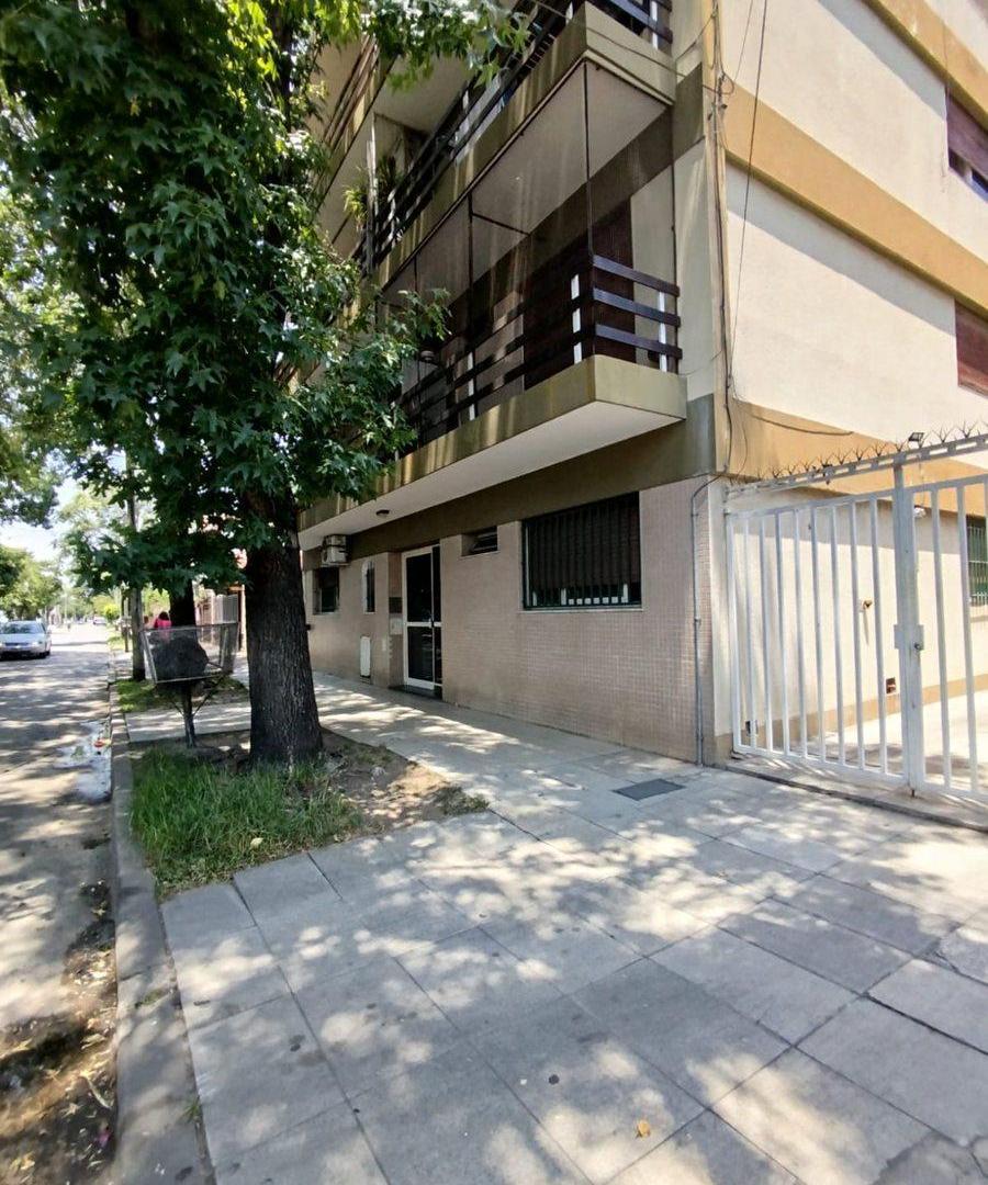 Amplio Departamento 3 ambientes-cochera-lavadero