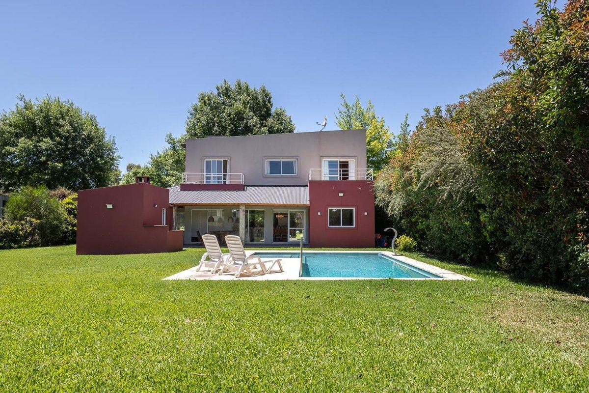 VENTA CASA HARAS SANTA MARIA, BARRIO LAS LOMAS.
