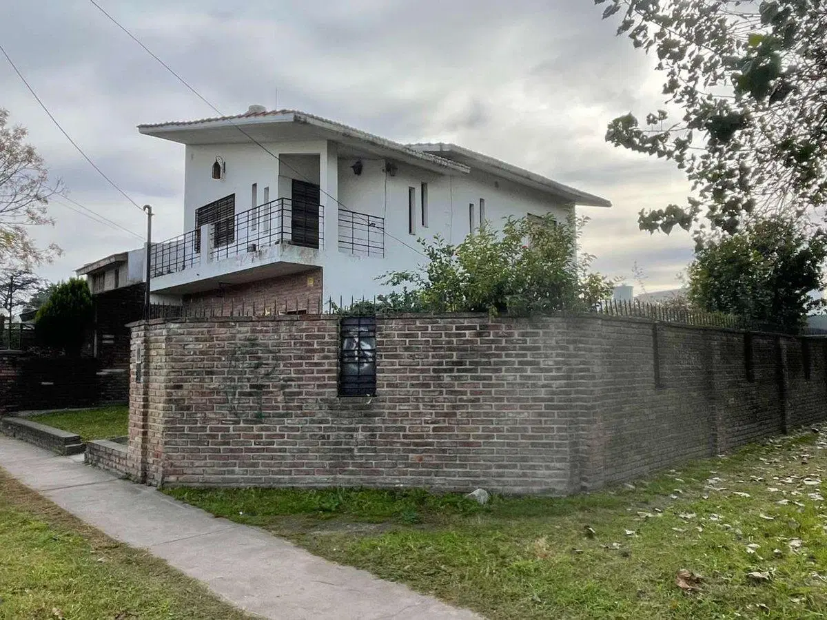 VENTA CASA EN ESQUINA. LONGCHAMPS 4