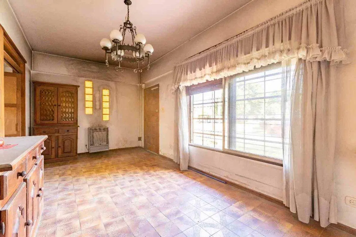VENTA CASA EN ESQUINA. LONGCHAMPS 3