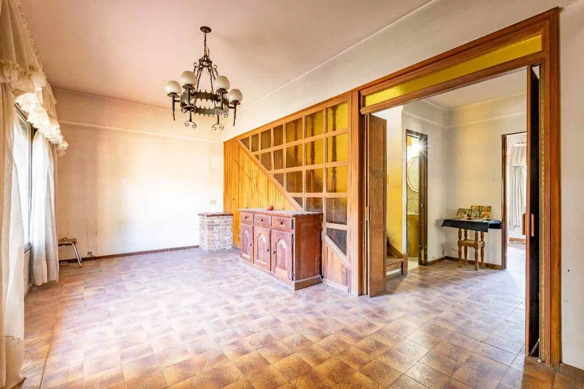 VENTA CASA EN ESQUINA. LONGCHAMPS 2