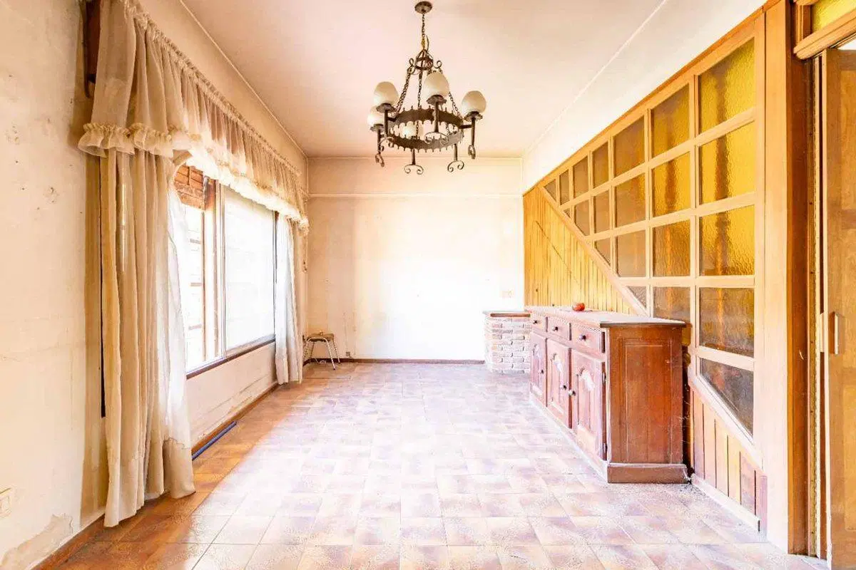VENTA CASA EN ESQUINA. LONGCHAMPS 5