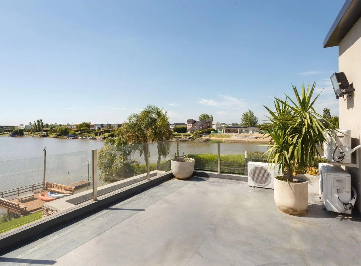 VENTA CASA C/AMARRA AL RIO LUJAN BARRIO SAN MARCO 4