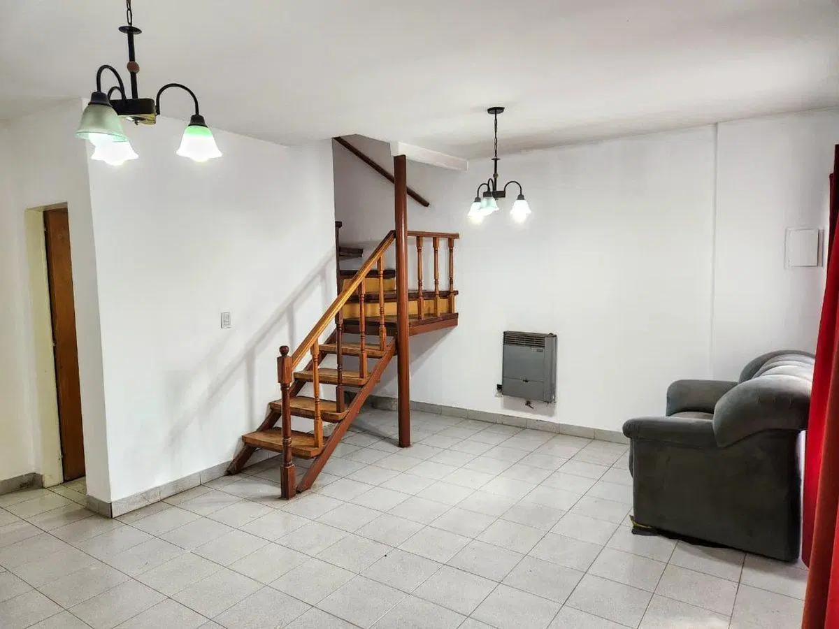 VENTA  CASA TIPO DUPLEX 4 AMB MORENO CENTRO. 4
