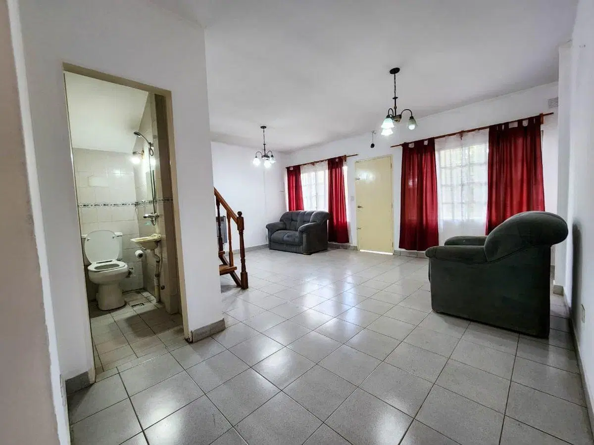 VENTA  CASA TIPO DUPLEX 4 AMB MORENO CENTRO. 2
