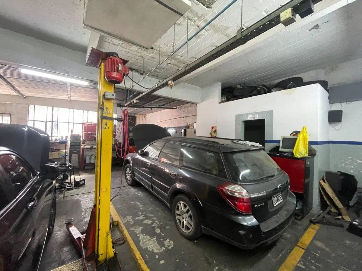 VENTA IMPORTANTE LOCAL TALLER MECANICO EN COGHLAN 8