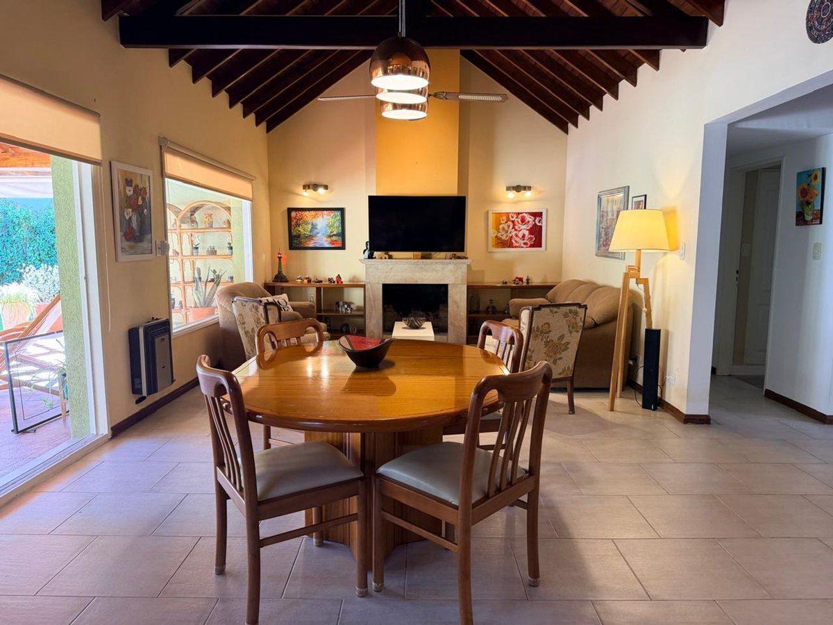 Foto de VENTA CASA GOLFERS GRAN JARDIN Y PILETA 4 AMB, imagen 4