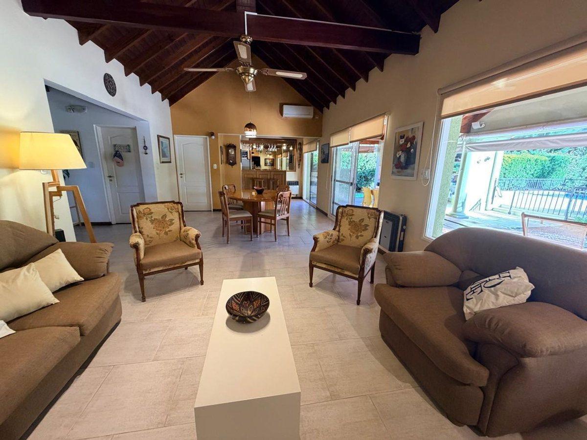 Foto de VENTA CASA GOLFERS GRAN JARDIN Y PILETA 4 AMB, imagen 3
