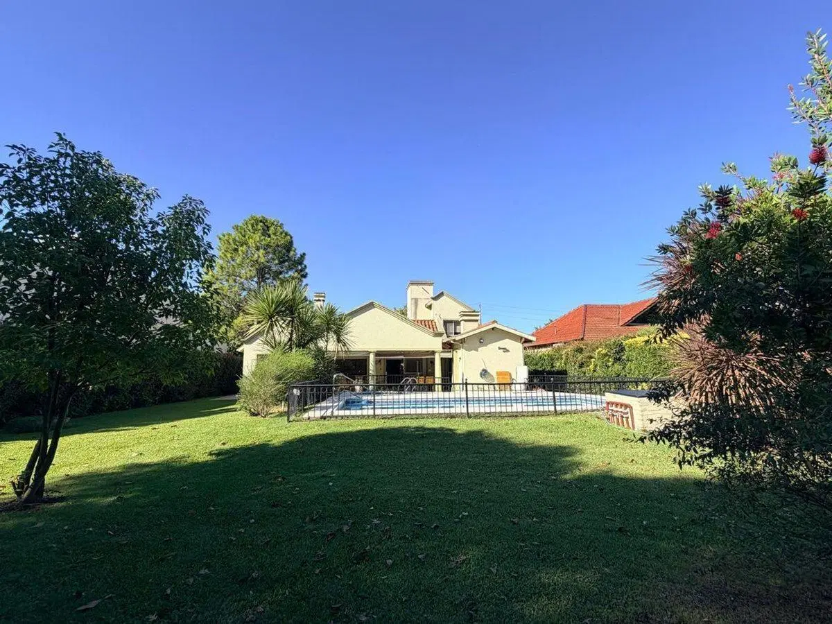 VENTA CASA GOLFERS GRAN JARDIN Y PILETA 4 AMB 5