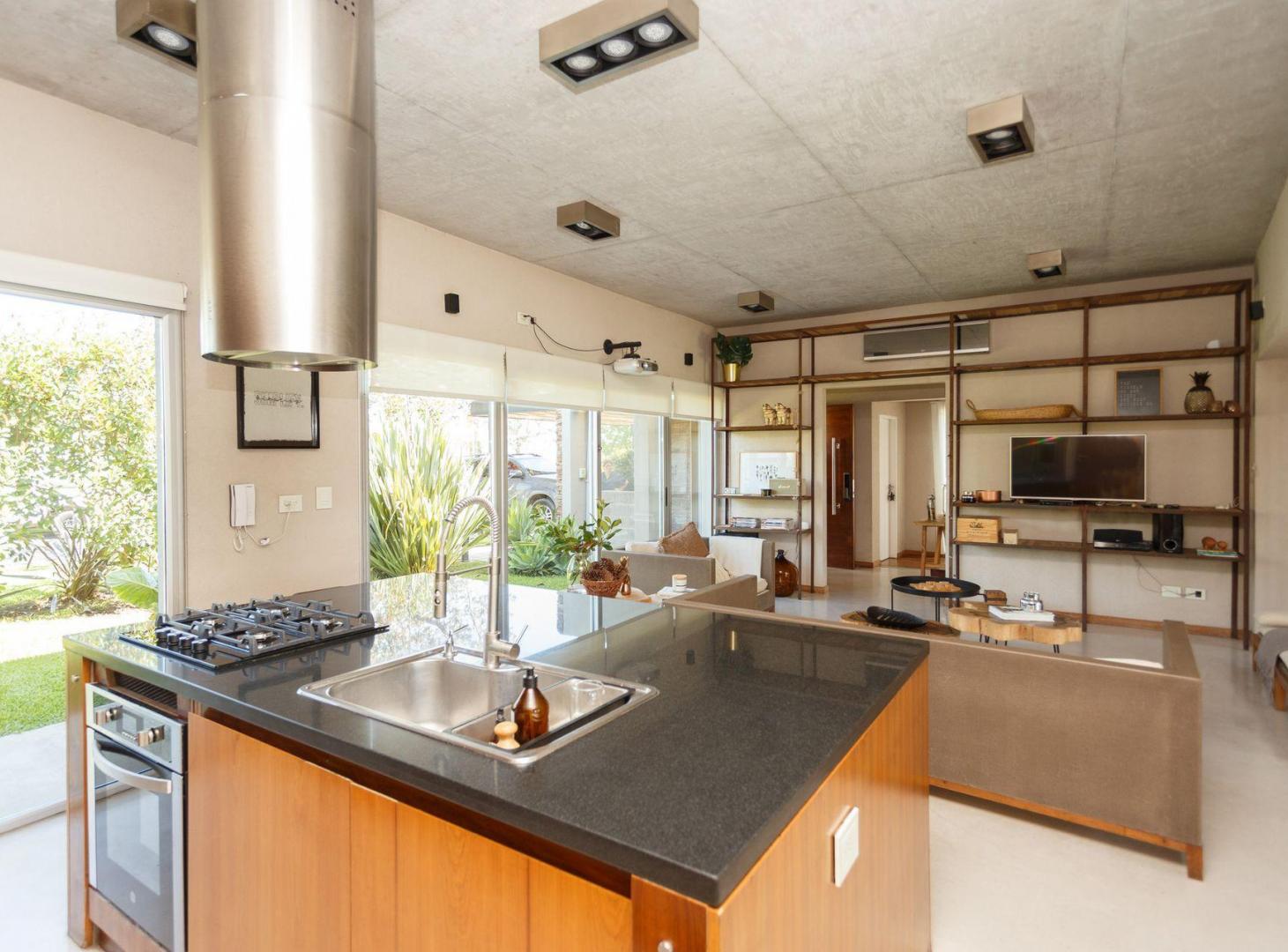 Foto de VENTA CASA C/AMARRA AL RIO LUJAN BARRIO SAN MARCO, imagen 4