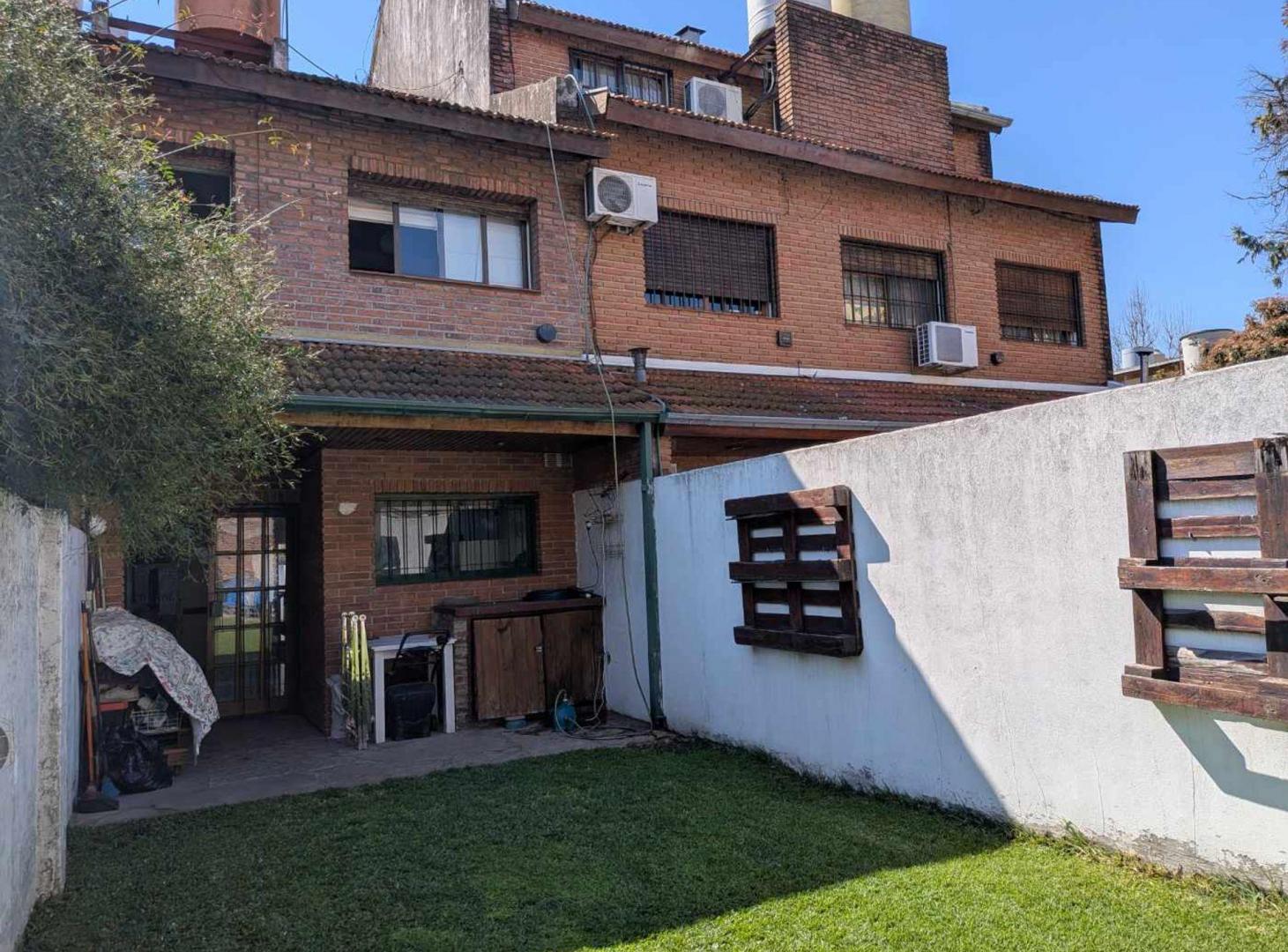 Foto de Casa 4 ambientes en venta Olivos cochera jardin, imagen 2
