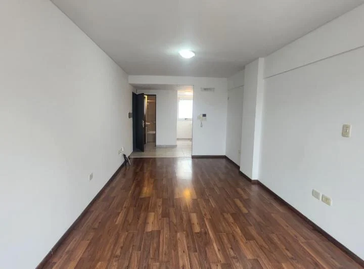Monambiente en alquiler en La Plata.  Al frente 1
