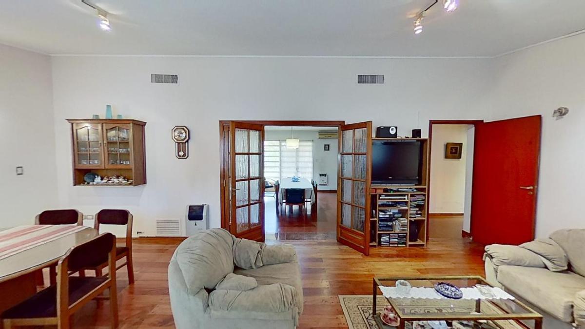 Casa en Esquina de 3 Dormitorios - 210 m2 Cub - Lote de 311 m2 - Tolosa - La Plata