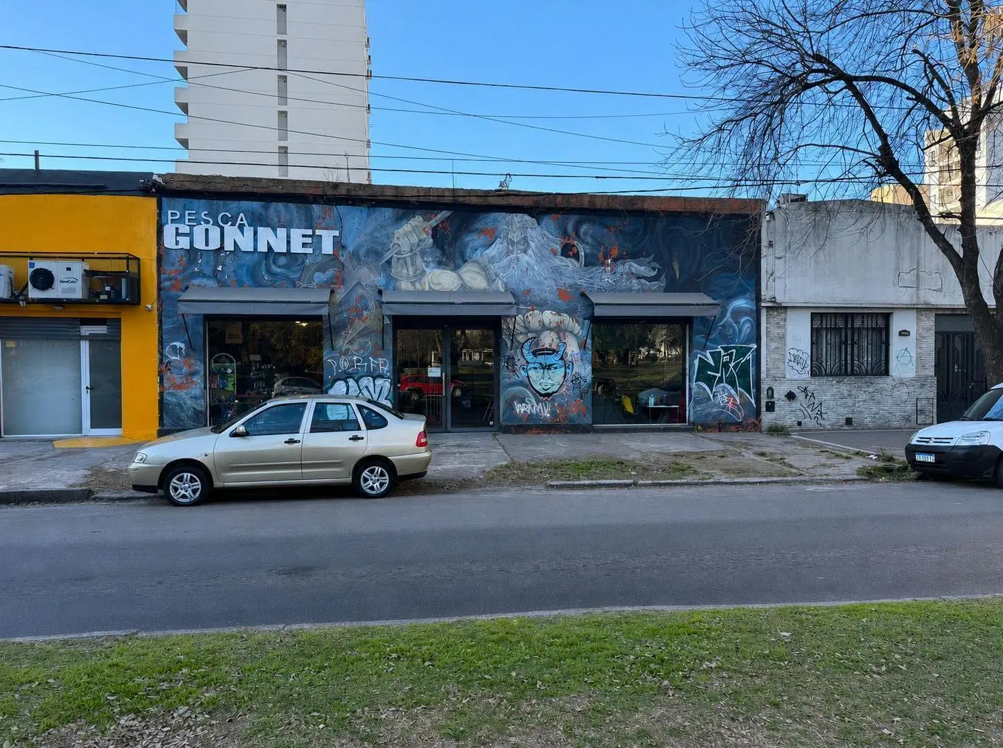 Local de 150 M2 - 15 MTS de Frente - Frente al Parque Saveedra 3