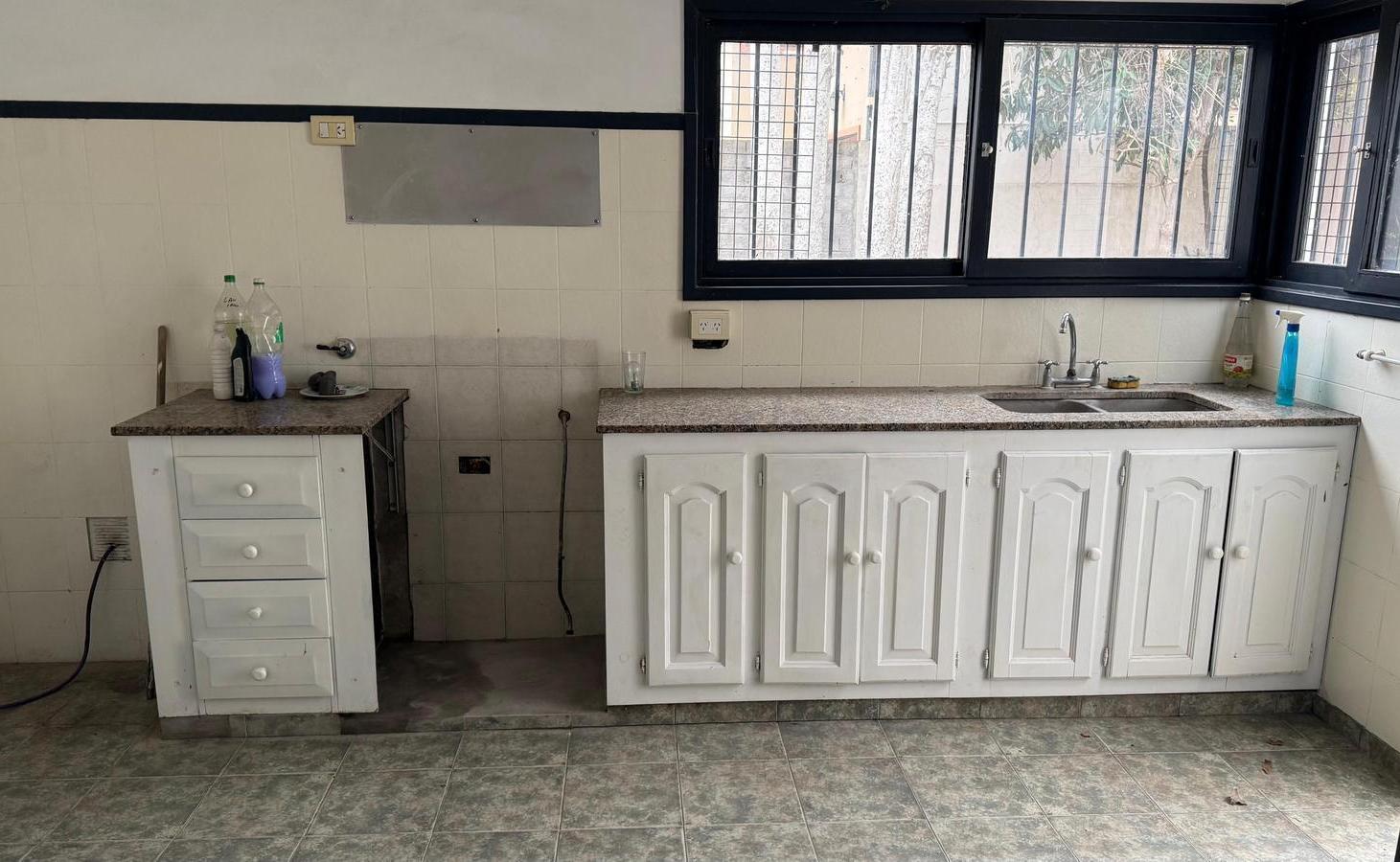 Foto de Casa de 3 Dormitorios en City Bell con Parque y Cochera tipo Taller, imagen 3