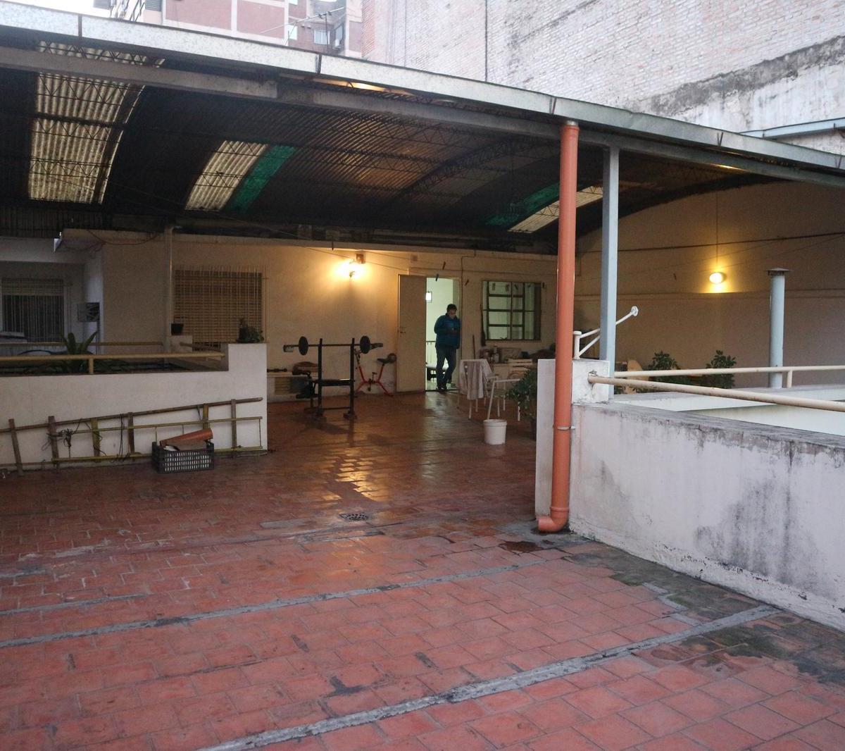 Casa con 2 Locales Comerciales en Centro Tucumano! 3