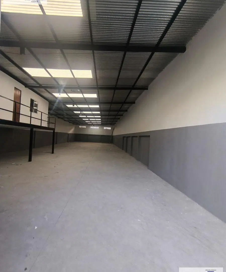 Galpón a estrenar 509 m2 Piso apto tránsito pesado con 2 oficinas y 2 baños. Escritura 2