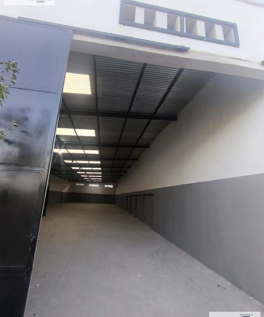 Galpón a estrenar 509 m2 Piso apto tránsito pesado con 2 oficinas y 2 baños. Escritura 5